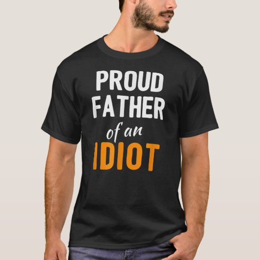 Proud vader van een Idiot Funny Fathers Day Joke T-shirt (Voorkant)