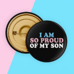 Proud van mijn Zoon van Transgender Mam Pap Button<br><div class="desc">Ik ben zo trots op mijn transgenderzoon. Een prachtige transgender oudersteunknoop voor een moeder van een trans man die in de blauwe, roze, en wit van de pride vlag wordt geschreven. Een geweldige manier om je kind te shows dat je altijd van hen zult houden nadat ze je over hun...</div>