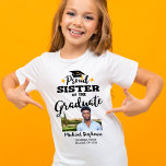 Proud Zuster van een 2023 afstuderen fotonaam T-shirt<br><div class="desc">Het afstuderen van je broer of zus vieren met dit moderne t-shirt met een "Proud SISTER of the Afstuderen" onderschrift in zwarte hedendaagse lettertypen, versierd met een afstudeerder pet met een gouden tassel. Pas dit t-shirt eenvoudig aan met een afbeelding van de afstuderen, het afstuderen jaar en de naam van...</div>