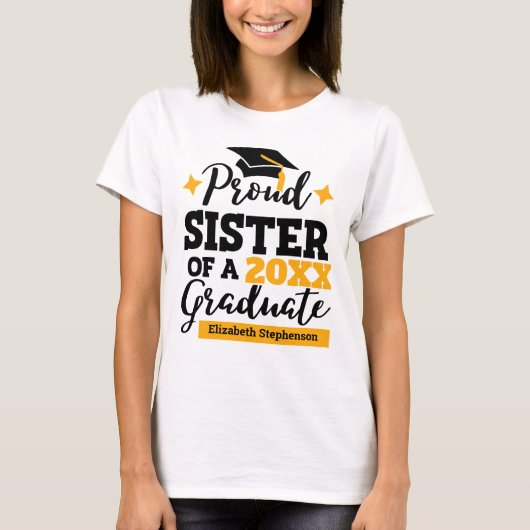 Proud Zuster van een in 2022 afstuderen zwart goud T-shirt (Voorkant)