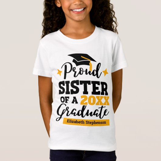Proud Zuster van een in 2022 afstuderen zwart goud T-shirt (Voorkant)