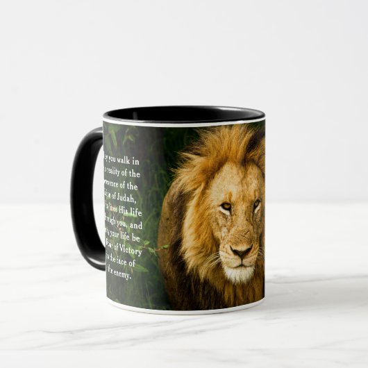 Proverbs 28:1 Righteous zijn gebold als een leeuwb Mok (Voorkant links)