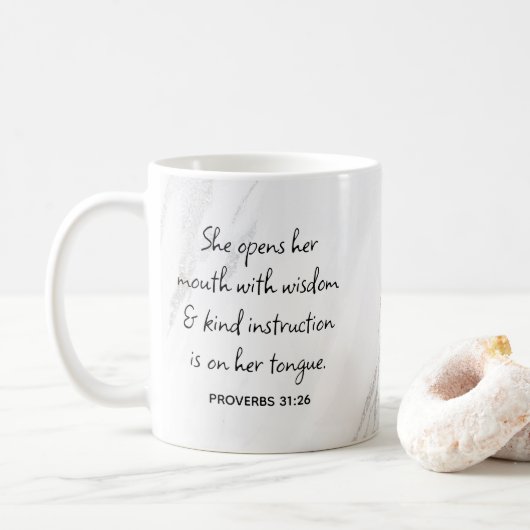 Proverbs 31 Bijbelverse witte grijze marmer Koffiemok (Met donut)