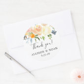 Pruim koraalblauwe bloem waterverf bruiloftsgesche ronde sticker (Envelop)