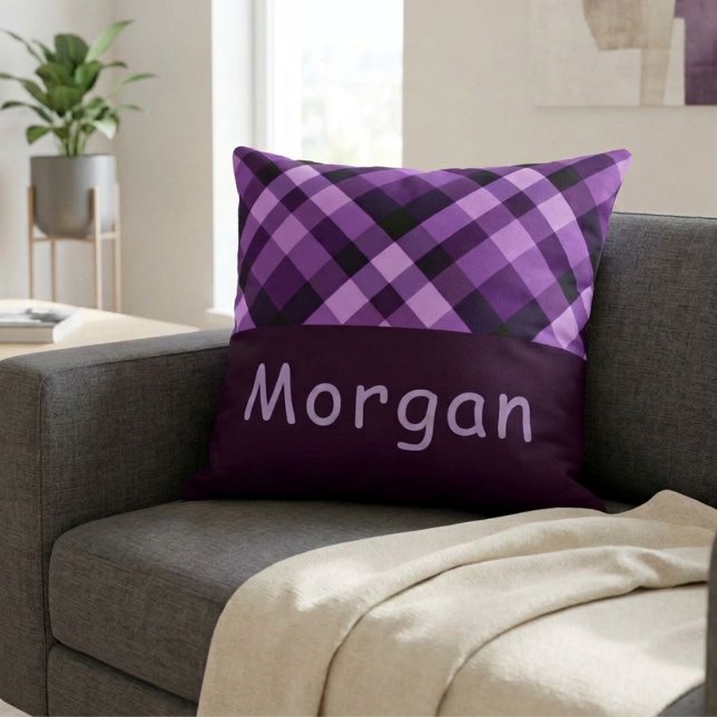 Pruim Paarse Geruite Monogram Grote Worp Kussen (Plum Purple Plaid Monogram Big Throw Pillow sitting on a sofa.)
