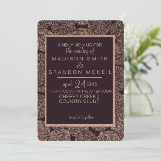 Pruim & Roze Gouden Bloemen Bruiloft Uitnodiging (Staand voorkant)