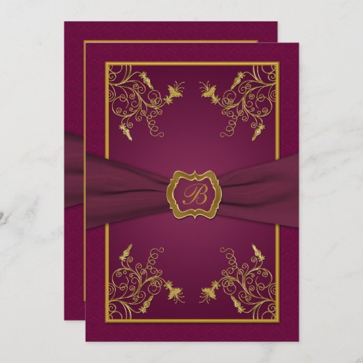 Pruimenwijn en Gouden Monogram Uitnodiging van het (Voorkant / Achterkant)