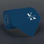 Pruisisch Blauw | Elegant Monogram   Naam  Eenzijd Stropdas<br><div class="desc">Een elegante eenzijdige stropdas met een opvallend wit monogram op een diepe Pruisisch blauwe achtergrond.  Bovenop dit monogram staat je voor- of achternaam in kleine letters geschreven in hoofdletters.</div>
