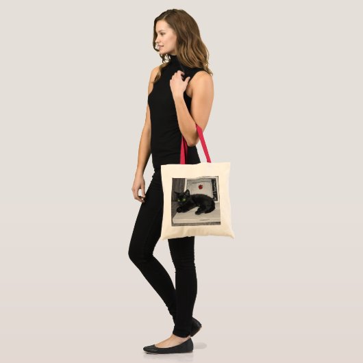 Prunella zwarte kat op laptop tote bag (Voorkant (model))
