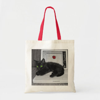 Prunella zwarte kat op laptop tote bag