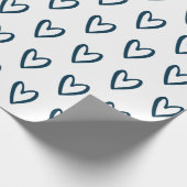 Prussiaans blauw op wit handgetekend hartenwrakken cadeaupapier (Hoek)