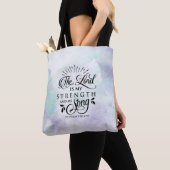 Psalm 118:14 De Heer is mijn Sterkte en mijn Song Tote Bag (Dichtbij)