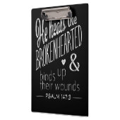 Psalm 147:3 Hij hoort de gebroken haren Klembord (Links)