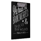 Psalm 147:3 Hij hoort de gebroken haren Klembord (Rechts)