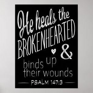 Psalm 147:3 Hij hoort de gebroken haren Poster