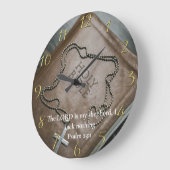 Psalm 23:1 Heilige Bijbel met zilverkruis erop Grote Klok (Hoek)