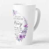 Psalm 23:6 Inspirerend Bijbelvers Paarse Bloemen Latte Mok (Rechterhoek)