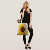 Psalm 23 vers 4 in Zonnebloem Tote Bag (Op model)