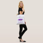 Psalm 33 paarse lotusvriendelijkheid tote bag (Op model)