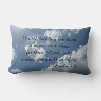 Psalm 4:8 Kussen met wolken achtergrond. Tweetalig