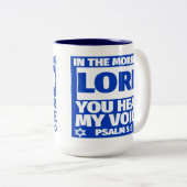 Psalm 5:3 Heer U hoort mijn Bijbelversie Tweekleurige Koffiemok (Voorkant rechts)