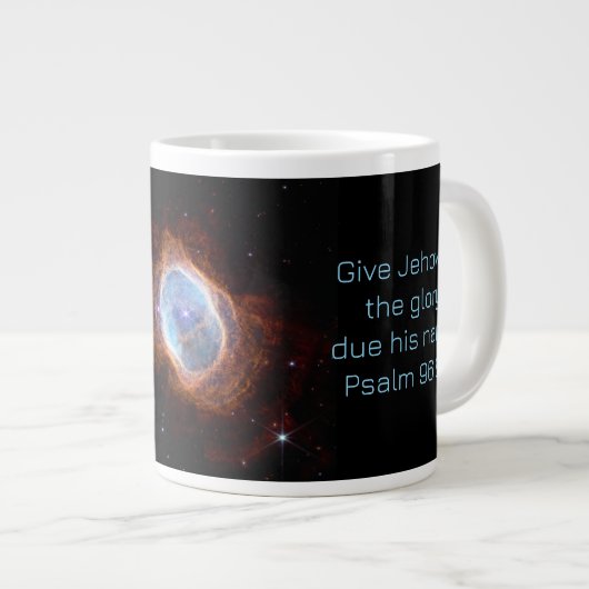 Psalm 96:8a voor 2025 Afbeelding van JWST Grote Koffiekop (Voorkant rechts)