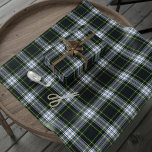 Pset Rustic Holiday Clan Gordon Tartan Cadeaupapier<br><div class="desc">Wikkel uw vakantiegiften in feestelijke stijl met onze Rustic Clan Gordon Tartan Green Plaid Wrapping Paper. Dit klassieke en tijdloze design brengt een vleugje warmte en traditie naar uw cadeaus. Of u nu doordachte geschenken voor geliefden inpakt of een feestelijke toets toevoegt aan uw vakantiedecoraties, dit geruite inpakpapier is de...</div>