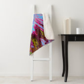 Psychedelic Cornflower Blue en Magenta Hibiscus Sherpa Deken (In situ)