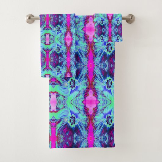 Psychedelic Green and Blue Hibiscus Pattern Bad Handdoek (Insitu)