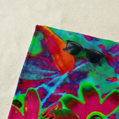 Psychedelic Groovy Red en groene wilde bloemen Strandlaken (In situ)