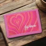 Psychedelic Hearts Calligraphy Script Name Pinks Drievoud Portemonnee<br><div class="desc">Een funky hartpatroon met pasteltinten en rood. Het moderne script voegt een funky, moderne touch toe aan dit retro-ontwerp. Voeg jouw namen toe of verwijder de tekst voor een leuk meisjesachtig ontwerp. De naam is een trendy script in een groot wit formaat. Als u op de link Aanpassen klikt, kunt...</div>