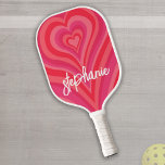 Psychedelic Hearts Calligraphy Script Name Pinks Pickleball Paddle<br><div class="desc">Een funky hartritme met pasteltinten en -staven. Het moderne script voegt een funky, moderne aanraking toe aan dit retrodesign. Voeg jouw naam toe of schrap de tekst voor een leuke vrouwelijke dekking. De naam is een trendy manuscript in een grote witte grootte. Als u op de aanpassingsverbinding klikt, kunt u...</div>