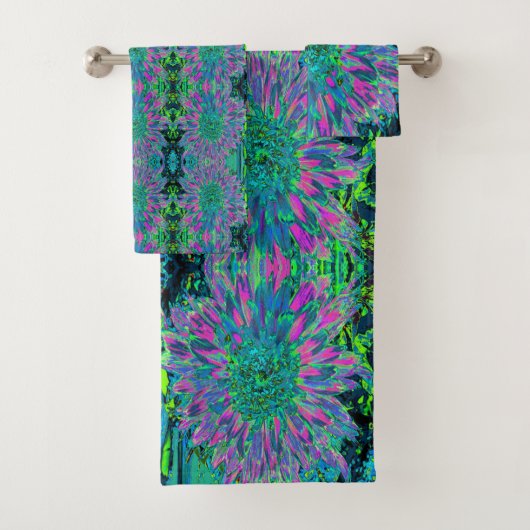 Psychedelic Magenta, Aqua en Lime Green Dahlia Bad Handdoek (Insitu)