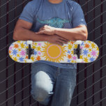Psychedelic Sunburst Sterren Persoonlijk Skateboard<br><div class="desc">Psychedelic vibe skateboard met gouden zonnebrand en kleurrijke sterren. Een levendig weelderig patroon.</div>