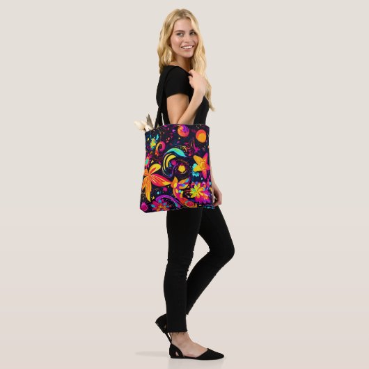 Psychedelische bloemenkosmos tote bag (Op model)
