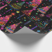 Psychedelische kerstbomen op zwart cadeaupapier (Hoek)