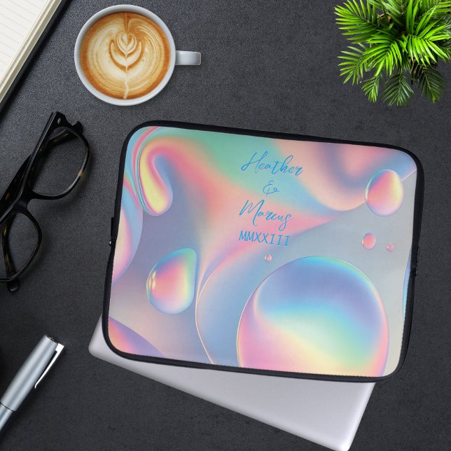Psychedelische pastelbubbels noemen Romeinse cijfe Laptop Sleeve (Abstract bubble art in muted shades of yellow, blue, green, purple, and pink on these laptop sleeves)