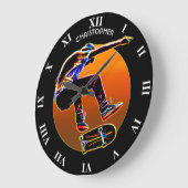 Psychedelische stromende skateboarder met skateboa grote klok (Hoek)