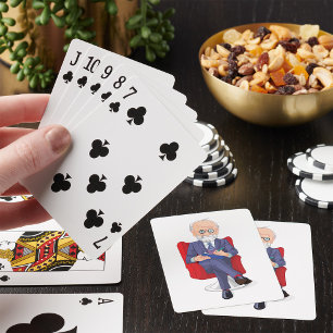 Psycholoog in pak met notitieblok zittend pokerkaarten