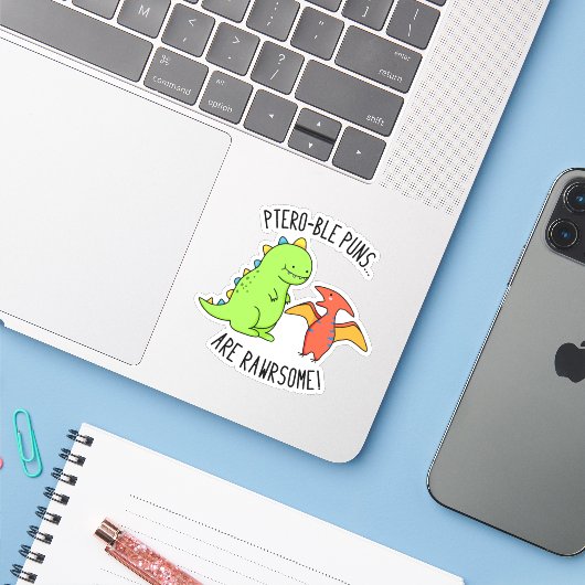 Ptero-ble Puns zijn rauwe grappige dinosaur pun Sticker (Laptop met iPhone)