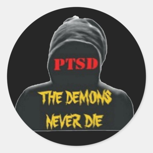 PTSD: DE DEMONS DIE NOOIT RONDE STICKER (Voorkant)