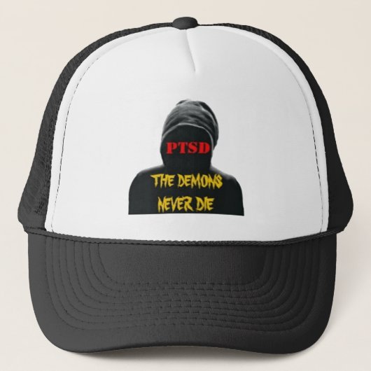 PTSD: DE DEMONS STEREN NOOIT TRUCKER PET (Voorkant)