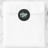 PTSS Bestaat Verspreid Het Nieuws - Steun PTSS Ronde Sticker (Tas)