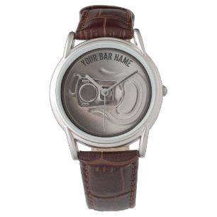 Pub of bar eigenaar bier kan kijken horloge