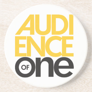 Publiek van één zandsteen onderzetter