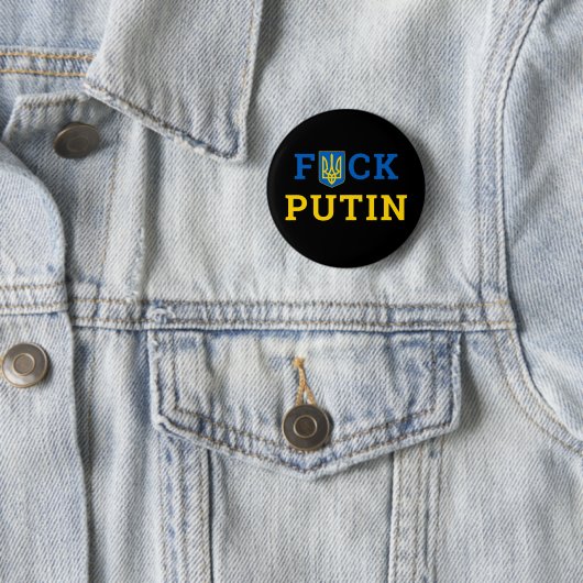 Puck Futin Ukraine steunt Oekraïense Button (In situ)