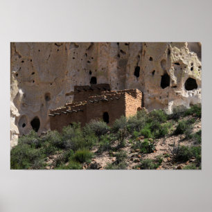 Pueblo-ruïnes in Bandelier National Monument, N.M. Poster