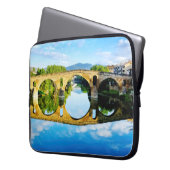 Puente La Reina Laptop Sleeve (Voorkant Links)