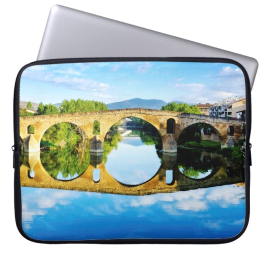 Puente La Reina Laptop Sleeve (Voorkant)