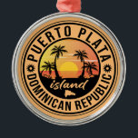Puerto Plata Dominicaanse Republiek Metalen Ornament<br><div class="desc">Een unieke retro mid-eeuwse moderne Puerto Plata Dominicaanse Republiek-kunstdrukkunst in de klassieke stijl van het poster. Het bevat een gebogen palmboom op zandige stranden met oceaan onder een blauwe troebele hemel.</div>